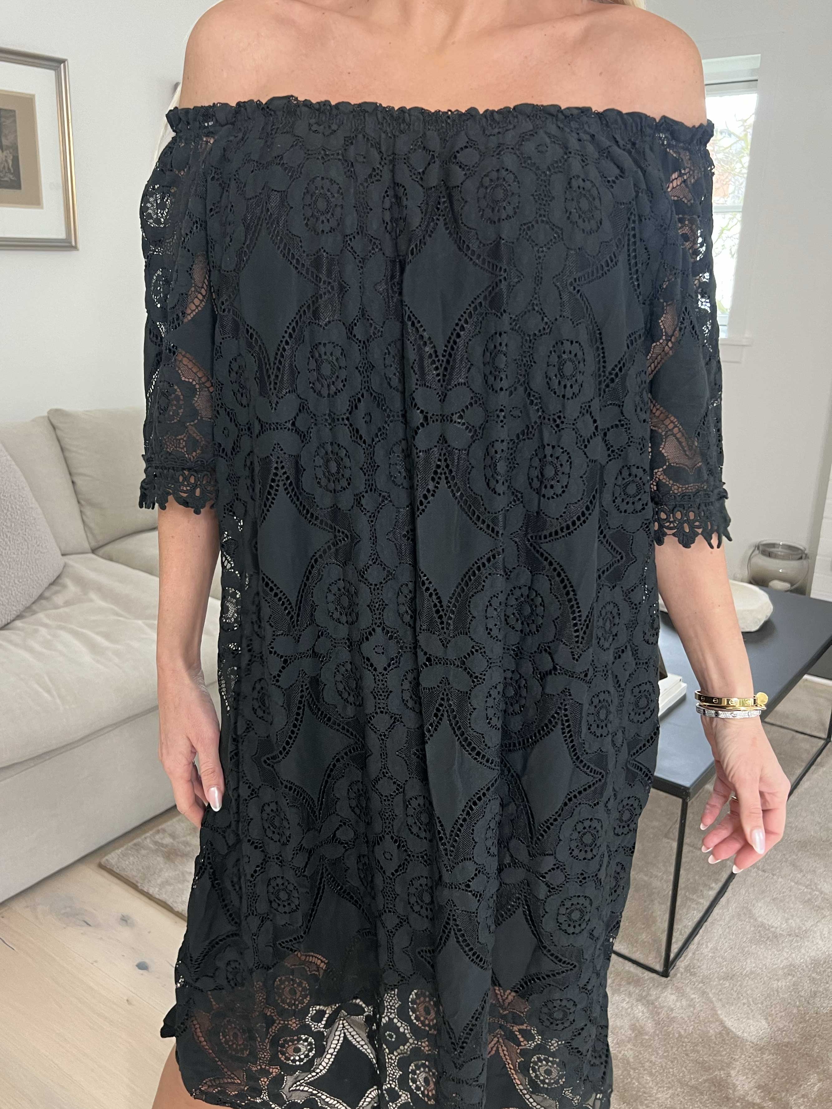 Thea - Sød blondekjole med elastikkant i udskæringen